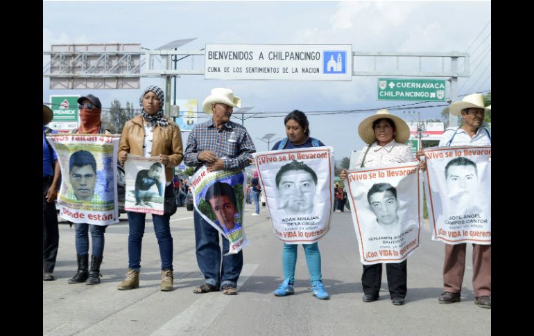 Padres de los normalistas de Ayotzinapa, estudiantes y organizaciones civiles marchan por Chilpancingo. SUN / ARCHIVO