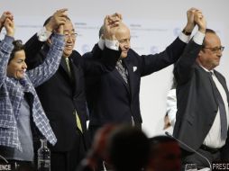 Los líderes de la convención contra el cambio climático, encabezados por Ban Ki Moon (2do desde la izq) celebran el Acuerdo de París. AFP / F. Guillot