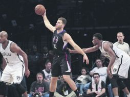 Blake Griffin (centro) de Los Clippers toma el esférico ante la presión de Thaddeus Young de los Nets (derecha). EFE / F. Corbid