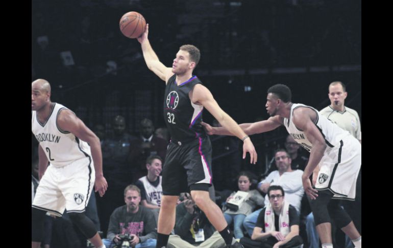 Blake Griffin (centro) de Los Clippers toma el esférico ante la presión de Thaddeus Young de los Nets (derecha). EFE / F. Corbid