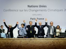 Ban Ki-moon, Laurent Fabius y Francois Hollande celebran el acuerdo. NTX /