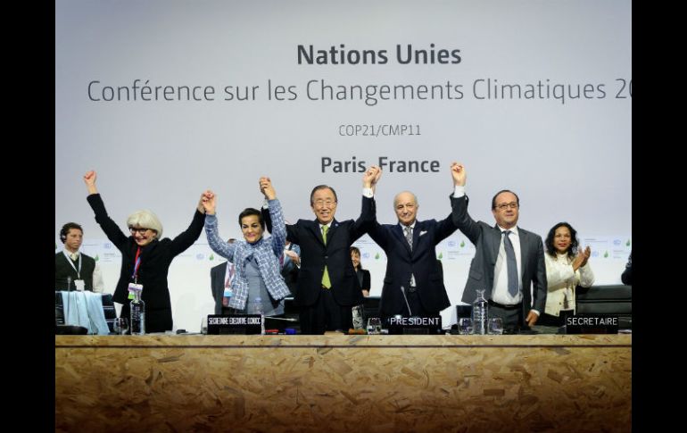 Ban Ki-moon, Laurent Fabius y Francois Hollande celebran el acuerdo. NTX /