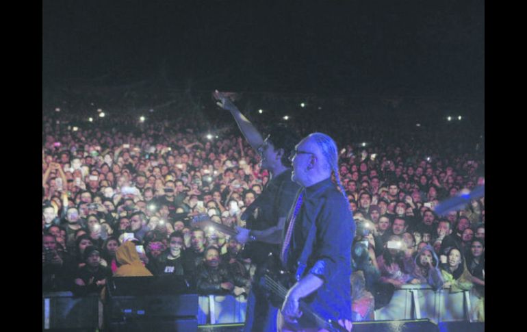 Los músicos lograron contagiar con su compendio de éxitos a los miles de asistentes a su concierto en la Concha Acústica. EL INFORMADOR / R. Tamayo