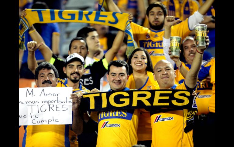 Los seguidores de Tigres son protegidos para evitar que tengan problemas dentro del estadio Olímpico Universitario. SUN / ARCHIVO