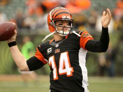 Andy Dalton se lastimó el pulgar derecho al intentar una tacleada en su intercepción. AFP / A. Lyons