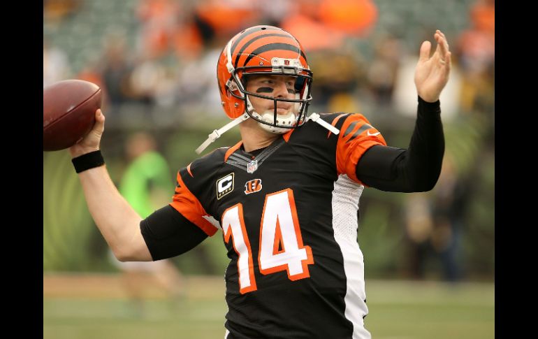 Andy Dalton se lastimó el pulgar derecho al intentar una tacleada en su intercepción. AFP / A. Lyons