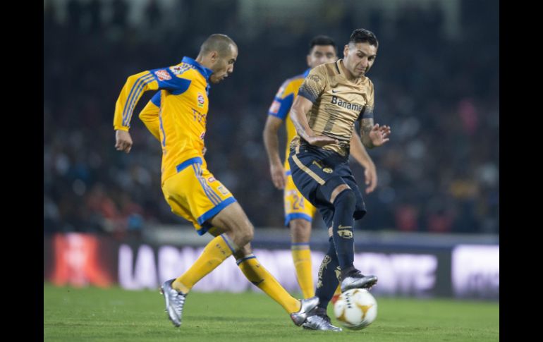 Acción del partido entre Pumas y Tigres en CU. MEXSPORT / O. Martínez