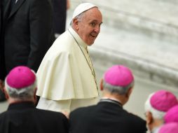 Los peregrinos compran pergaminos benditos, cuyos beneficios son entregados al Vaticano. AFP / V. Pinto