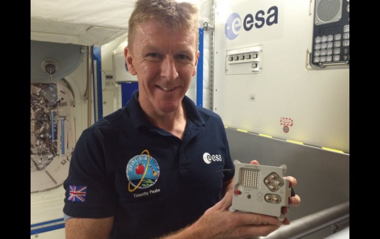 Peake está feliz porque en navidad podrá llamar a su familia desde el espacio. TWITTER / @astro_timpeake