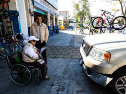 Ir a trabajar le es complicado:  la urbe no está diseñada para personas con discapacidad. EL INFORMADOR / P. Franco