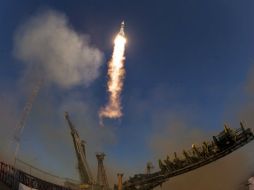 La nave Soyuz TMA-19M llega con éxito a la EEI con tres astronautas a bordo procedentes de Rusia, EU y Reino Unido. AFP / J. Kowsky