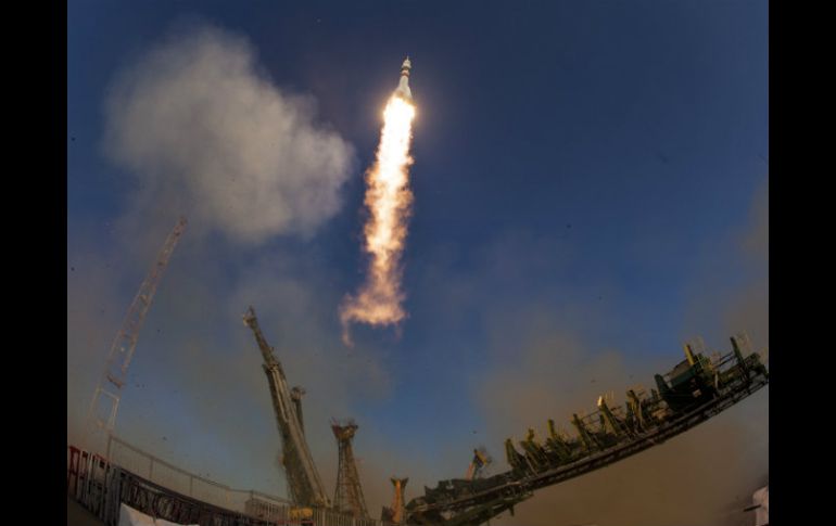 La nave Soyuz TMA-19M llega con éxito a la EEI con tres astronautas a bordo procedentes de Rusia, EU y Reino Unido. AFP / J. Kowsky