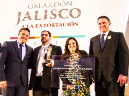 Alejandra Montes Navarro recibe el reconocimiento en la categoría 'empresas exportadoras micro y pequeño industriales'. EL INFORMADOR / P. Franco