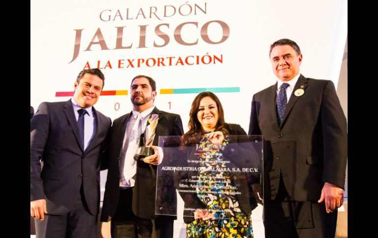 Alejandra Montes Navarro recibe el reconocimiento en la categoría 'empresas exportadoras micro y pequeño industriales'. EL INFORMADOR / P. Franco