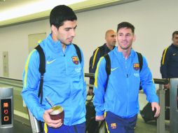 ¿Un mate? El uruguayo Luis Suárez y el argentino Lionel Messi a su llegada  a Japón, donde jugarán el Mundial de Clubes con el Barça. AFP /