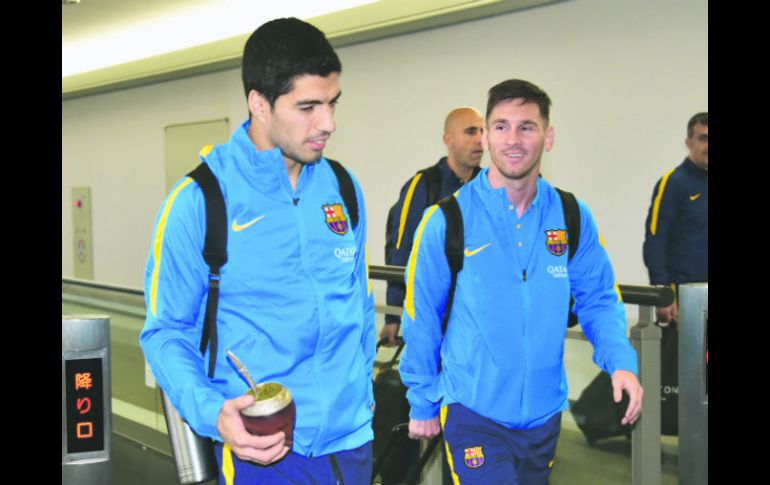 ¿Un mate? El uruguayo Luis Suárez y el argentino Lionel Messi a su llegada  a Japón, donde jugarán el Mundial de Clubes con el Barça. AFP /