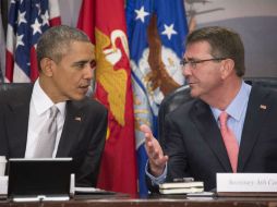 Ashton Carter durante una plática con el presidente Barack Obama. AFP / J. Watson