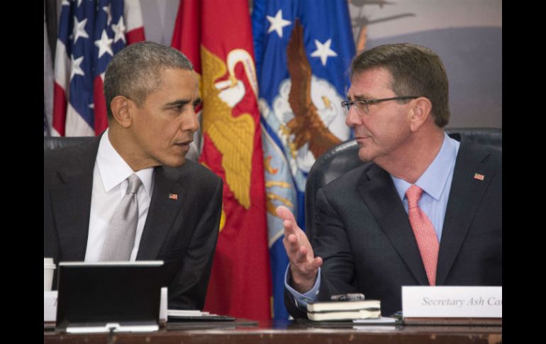 Ashton Carter durante una plática con el presidente Barack Obama. AFP / J. Watson