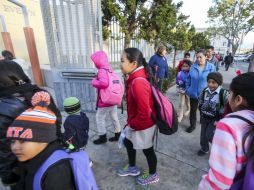 Los centros educativos son abiertos en medio de reforzadas medidas de seguridad. AFP / R. Chiu