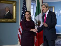 John Kerry y Claudia Ruiz Massieu se reunieron en el Departamento de Estado este miércoles. AP / M. Balce