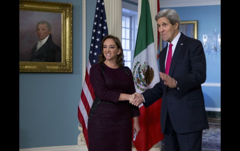 John Kerry y Claudia Ruiz Massieu se reunieron en el Departamento de Estado este miércoles. AP / M. Balce