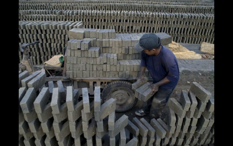 En general, los trabajadores inmigrantes tienen tasas de participación laboral más alta que los nacionales. EFE / ARCHIVO