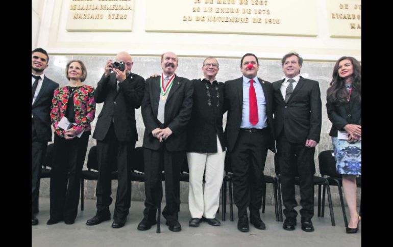 Los ocho galardonados en el marco de la ceremonia de premiación. EL INFORMADOR / E. Barrera