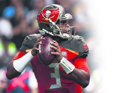 Jameis Winston será el encargado de conducir la ofensiva en busca del triunfo ante San Luis. AFP /