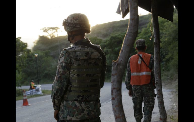 Como parte de las operaciones se han instalado retenes a la entrada del poblado La Tuna, donde vive su madre. EFE / ARCHIVO