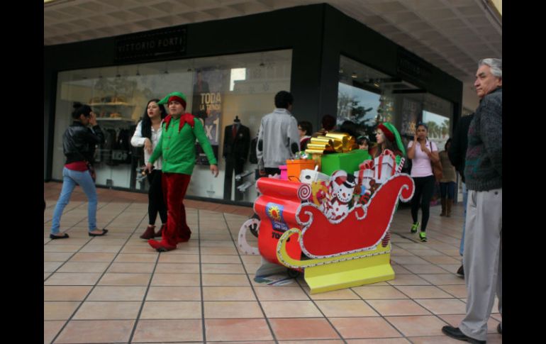 Durante diciembre, las personas suelen gastar más en regalos y alimentos, por lo que la dependecia recomienda ser mesurados. EL INFORMADOR / A. Hinojosa