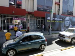 Militantes del PRD clausuraron simbólicamente las instalaciones de la Conasami y repartieron volantes entre los automovilistas. SUN / C. Mejía