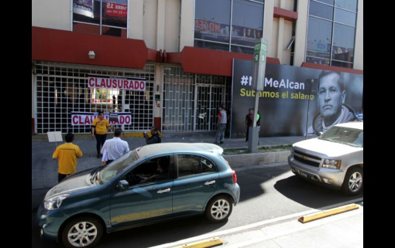 Militantes del PRD clausuraron simbólicamente las instalaciones de la Conasami y repartieron volantes entre los automovilistas. SUN / C. Mejía