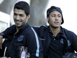 Los delanteros del Barcelona, Luis Suárez (izq) y Neymar (der) a su llegada al entrenamiento del equipo en Yokohama, Japón. EFE / K. Ota