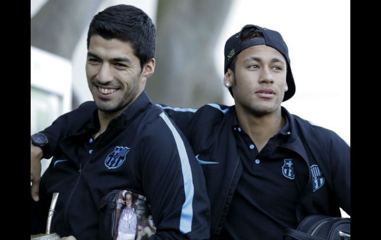 Los delanteros del Barcelona, Luis Suárez (izq) y Neymar (der) a su llegada al entrenamiento del equipo en Yokohama, Japón. EFE / K. Ota