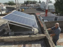 José Correa vive en Santa Tere e invirtió en paneles solares para ahorrar en energía eléctrica. EL INFORMADOR / F. Atilano