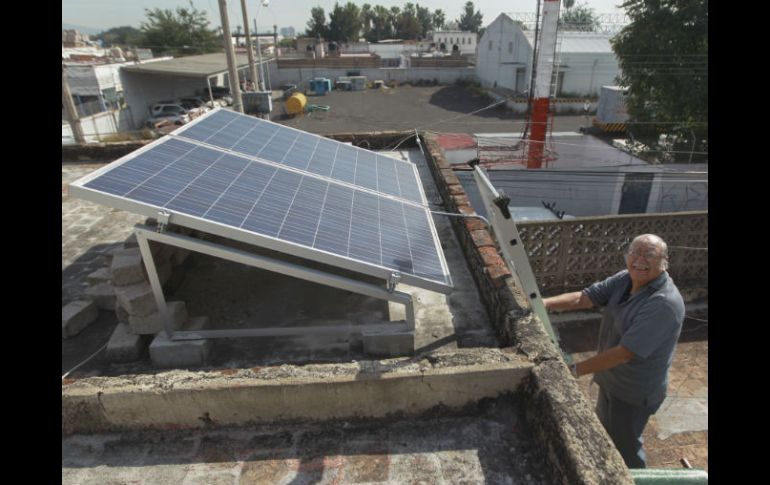 José Correa vive en Santa Tere e invirtió en paneles solares para ahorrar en energía eléctrica. EL INFORMADOR / F. Atilano