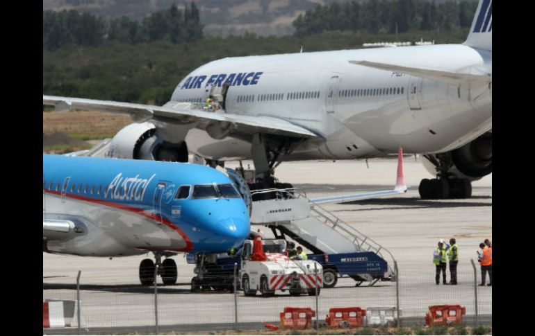 El gobierno recurre a aviones militares para tratar de mantener de la mejor forma posible las operaciones aéreas. EFE / ARCHIVO