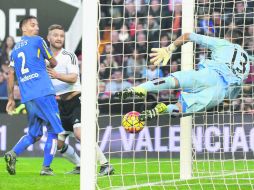 El portero del Getafe Vicente Guaita saca el balón disparado por el volante del Valencia Dani Parejo. EFE /