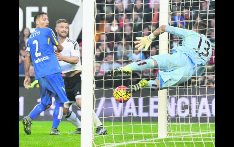 El portero del Getafe Vicente Guaita saca el balón disparado por el volante del Valencia Dani Parejo. EFE /