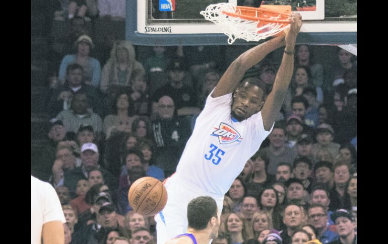 Kevin Durant sumó 22 puntos y ocho rebotes para que el Thunder de Oklahoma City triturara ayer 118-78 a los Lakers de Los Ángeles. ESPECIAL /