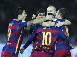 Messi celebra con Neymar, Luis Suárez, Jordi Alba y Andrés Iniesta la anotación con la que se abrió el marcador. EFE / K. Mayama