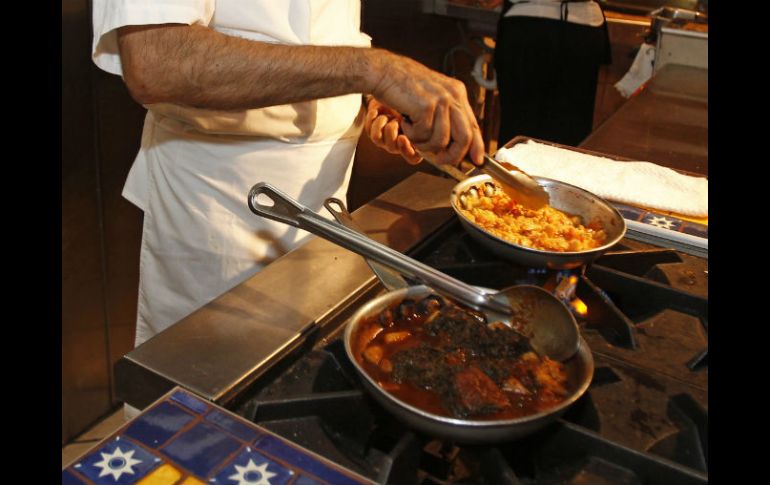 Son diversas las maneras de preparar los romeritos, que varían de combinarlos con mole hasta tortitas de camarón. EFE / ARCHIVO