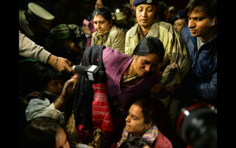 La madre de la víctima fue sacada por las autoridades mientras se manifestaba. AFP / C. Khanna