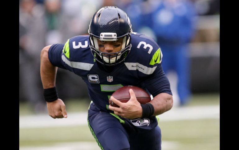 Russell Wilson siguió imponiendo récords, al lanzar tres pases de anotación. TWITTER / S. Eklund