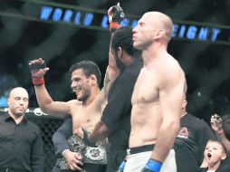 Celebración. El brasileño Rafael dos Anjos (izquierda) festeja tras su victoria sobre Donald Cerrone. AP / J. Langston