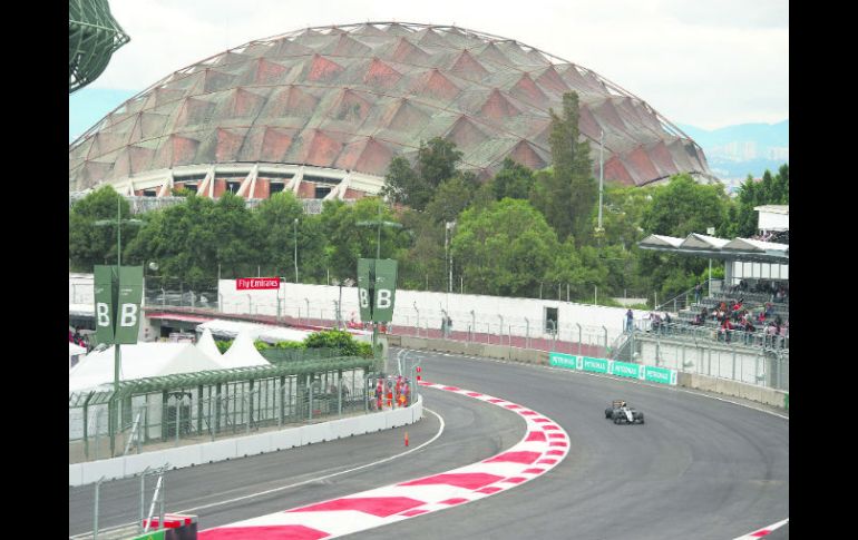 Sergio Pérez conduce su Force India en las pruebas de calificación del Gran Premio de México. MEXSPORT /