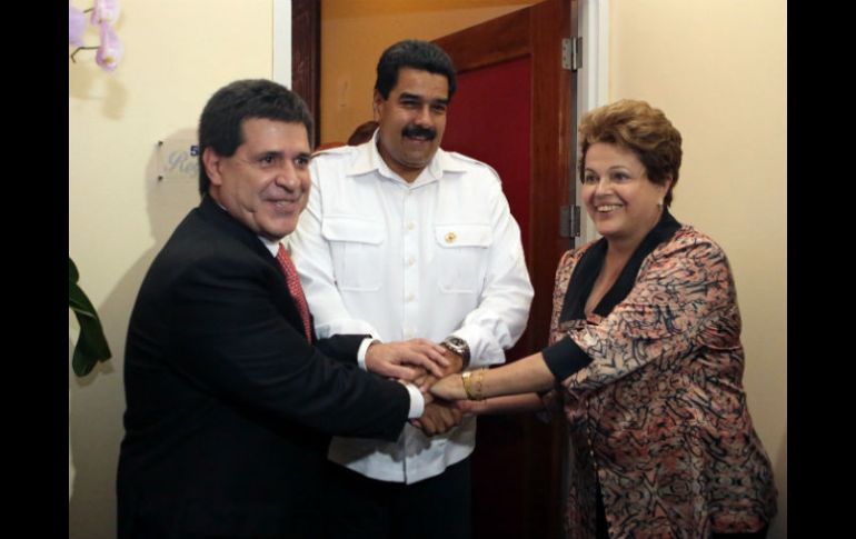 Horacio Cartes (izquierda), presidente de Paraguay, será el anfitrión porque su país ostenta la presidencia temporal del bloque. AFP / ARCHIVO