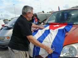 De acuerdo con el periódico, EU no debe dar trato especial a cubanos por la manera en que trata a migrantes de otros países latinos. EFE / A. Belchi