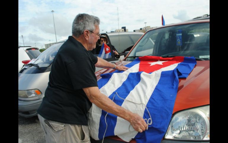 De acuerdo con el periódico, EU no debe dar trato especial a cubanos por la manera en que trata a migrantes de otros países latinos. EFE / A. Belchi