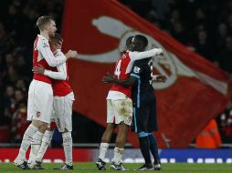 Arsenal consiguió tres puntos importantes, pues llegó a 36, a solo dos del líder, Leicester City. AFP /